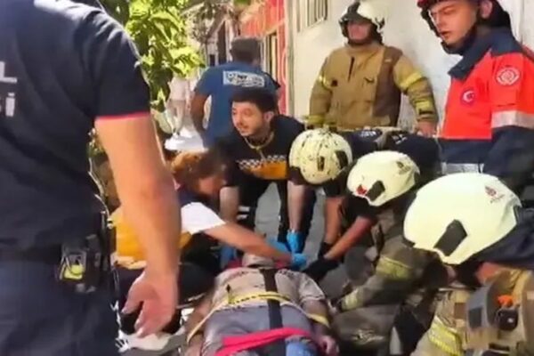 Kadıköy’de 3 katlı bir bina çalışanların üzerine yıkıldı