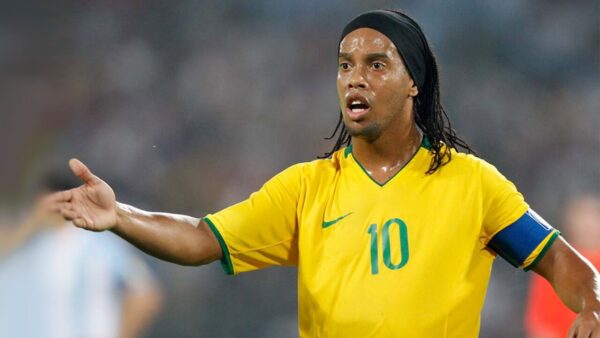 Ronaldinho 11 yıl aradan sonra futbola geri dönüyor