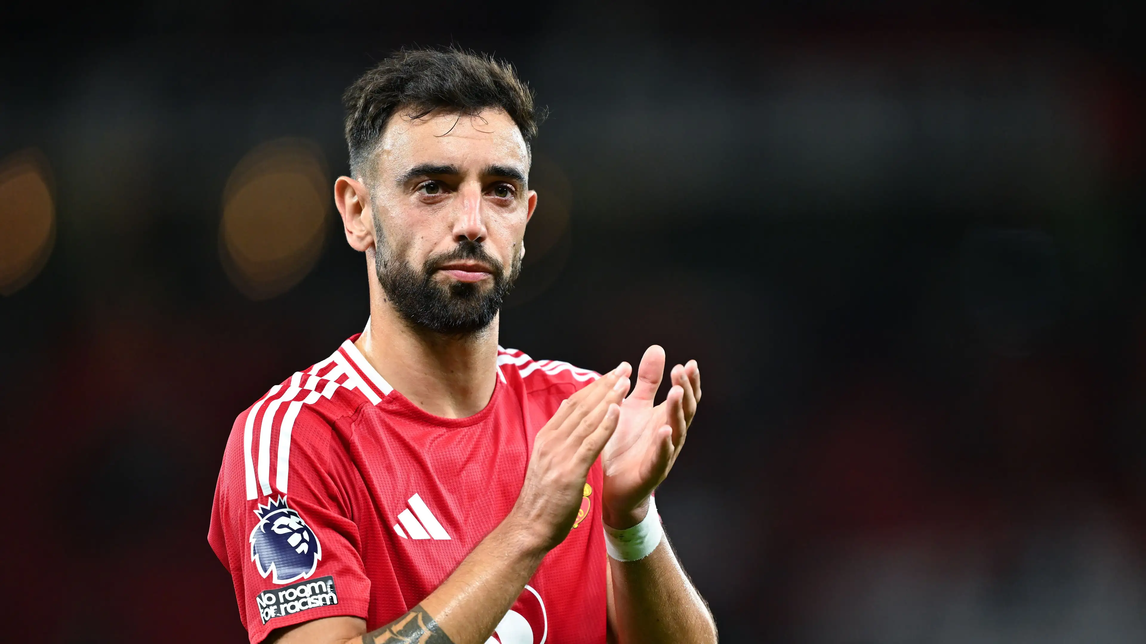 Bruno Fernandes Manchester United forması giyiyor.