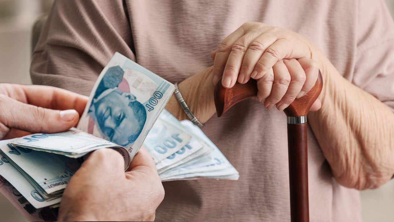 Memur ve memur emeklisinin zamlı maaş farkı takvimi belli oldu