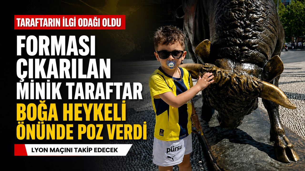 Forması çıkarılan Fenerbahçeli minik taraftar boğa heykeli önünde poz verdi
