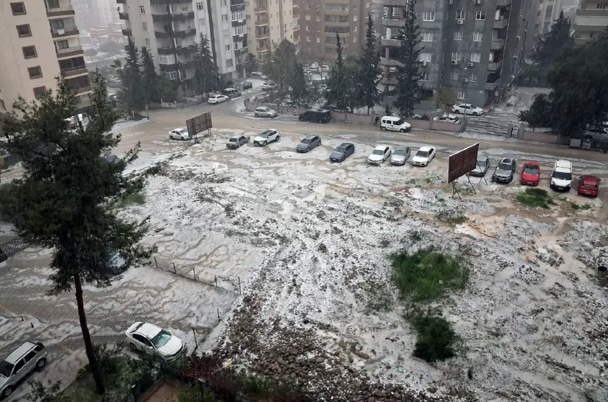 Ağustos ayında dolu yağdı: Araçlar yolda kaldı