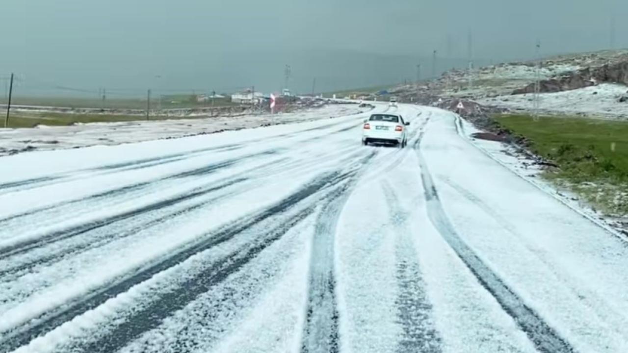 Ağustos ayında dolu yağdı: Araçlar yolda kaldı