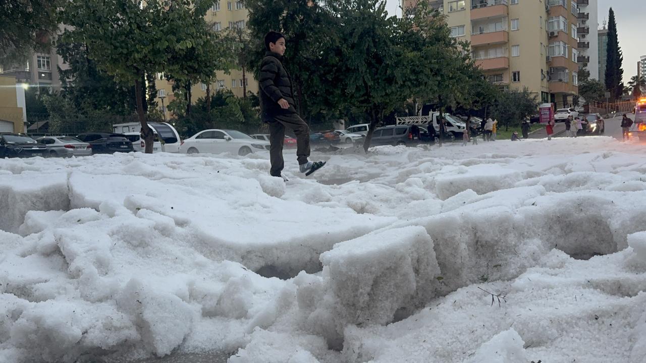 Ağustos ayında dolu yağdı: Araçlar yolda kaldı