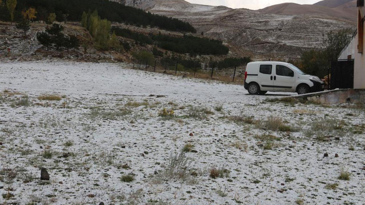 Ağustos ayında dolu yağdı: Araçlar yolda kaldı