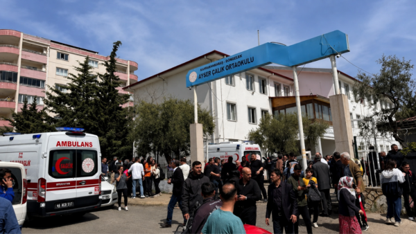 MEB’e bağlı tüm okullara yapay zekâ destekli kartlı geçiş sistemi geliyor