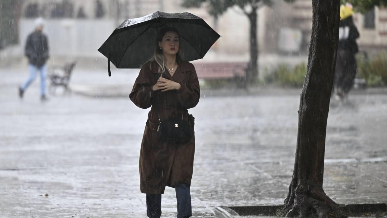 Hafta sonu ülke genelinde gök gürültülü sağanak yağış bekleniyor