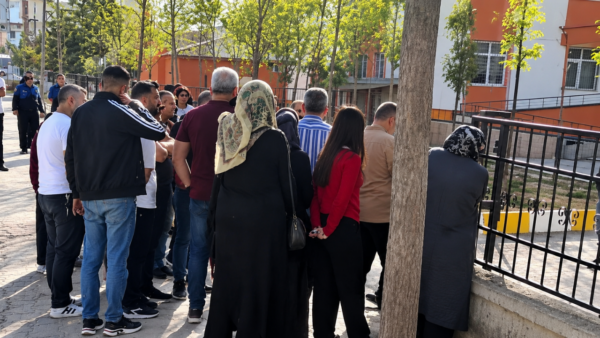 Van’da bir öğrenci boş pompalı tüfekle okula geldi