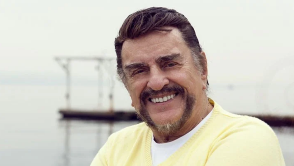 Şarkıcı Alpay hayatını kaybetti